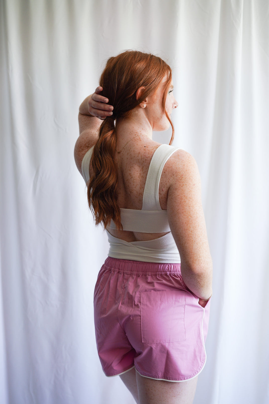  Tennis shorts with a solid pink color, athleisure fit, and contrast piping, 100% cotton 